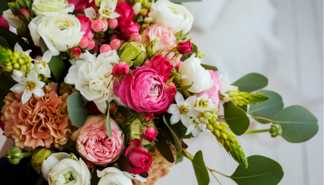 Celebrate your loved ones with beautiful anniversary flowers.
