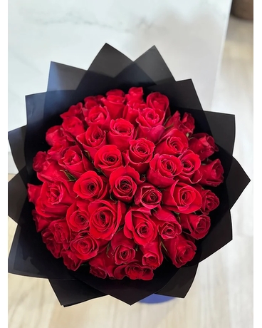 Ramo Buchon 100 Red Roses size,  inches height and  inches wide.