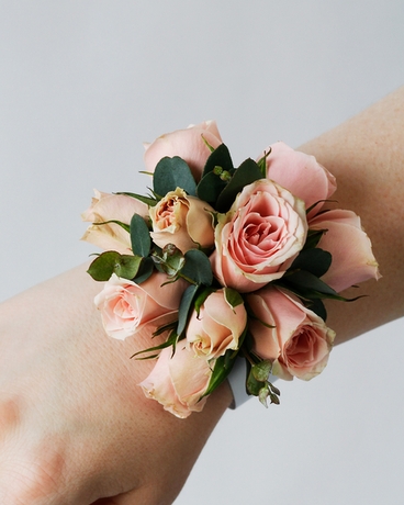 SELENA // Corsage Flower Arrangement